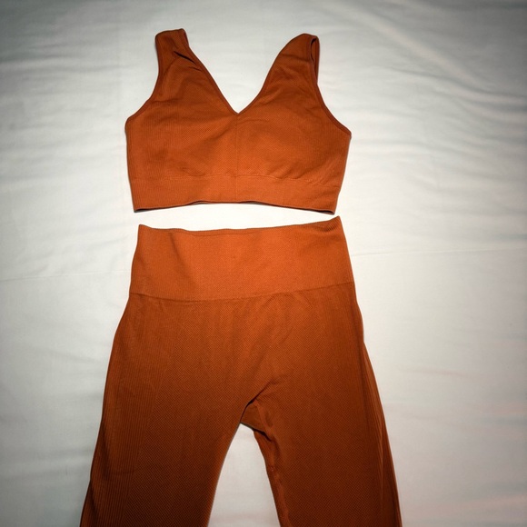 PrettyLittleThing Burnt Orange Activewear Top - Picture 4 of 11
